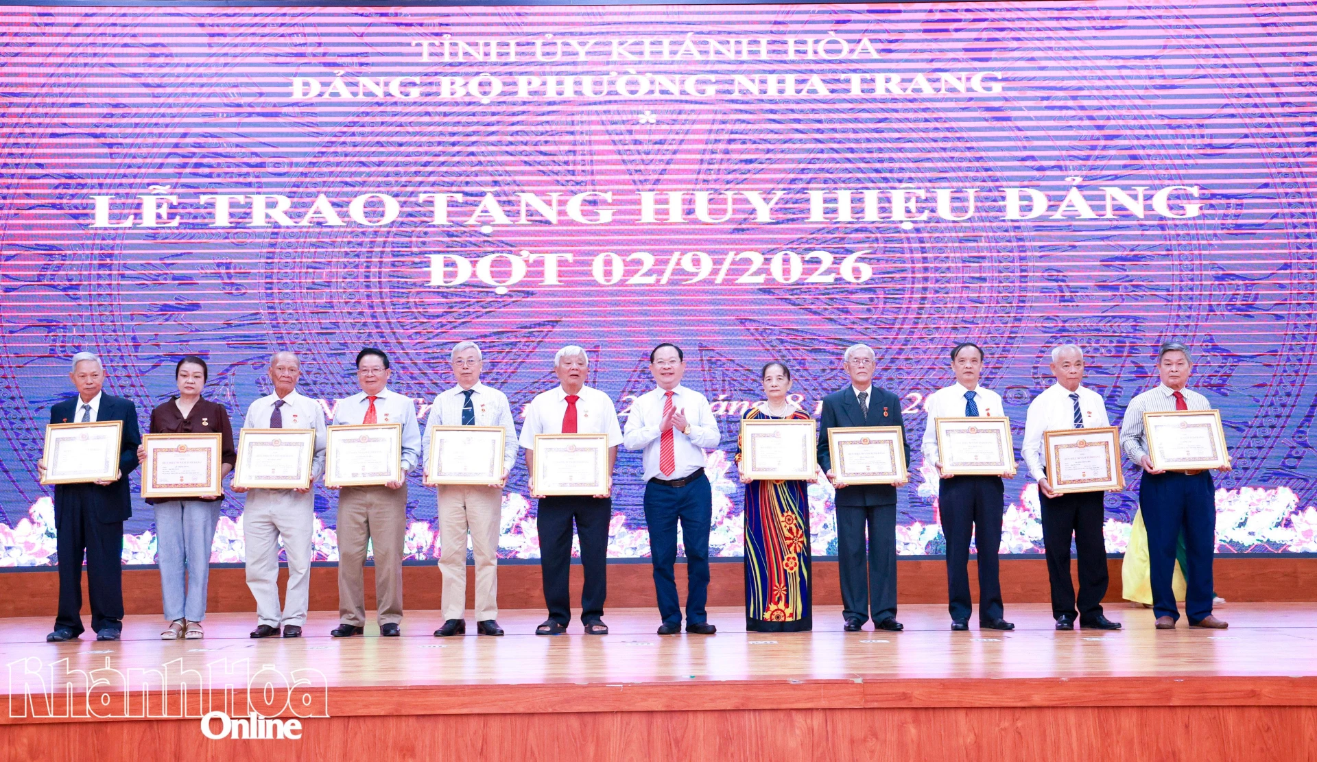 Lãnh đạo Đảng ủy phường Nha Trang trao Huy hiệu Đảng cho các đảng viên.