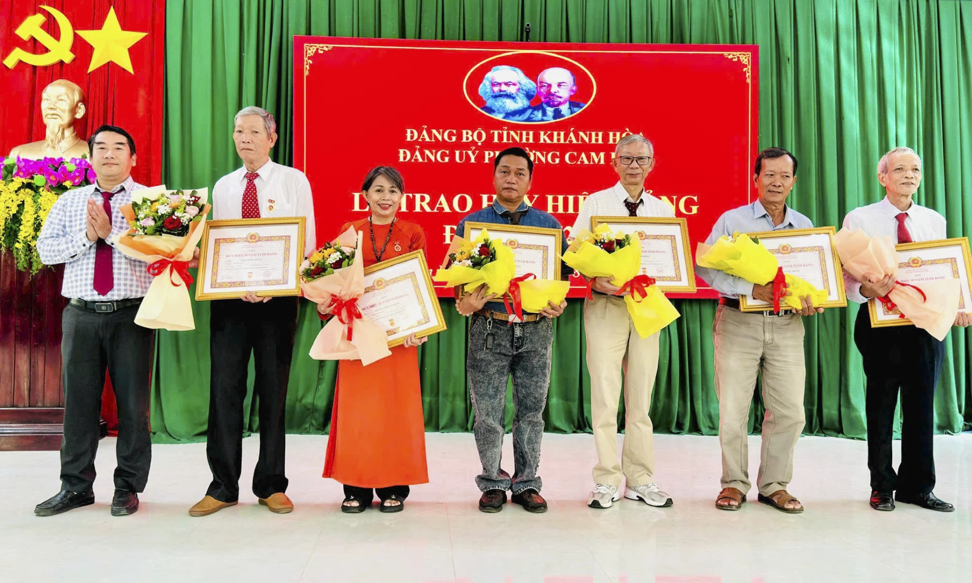 Lãnh đạo phường Cam Linh trao Huy hiệu 30 năm tuổi Đảng cho các đảng viên. 