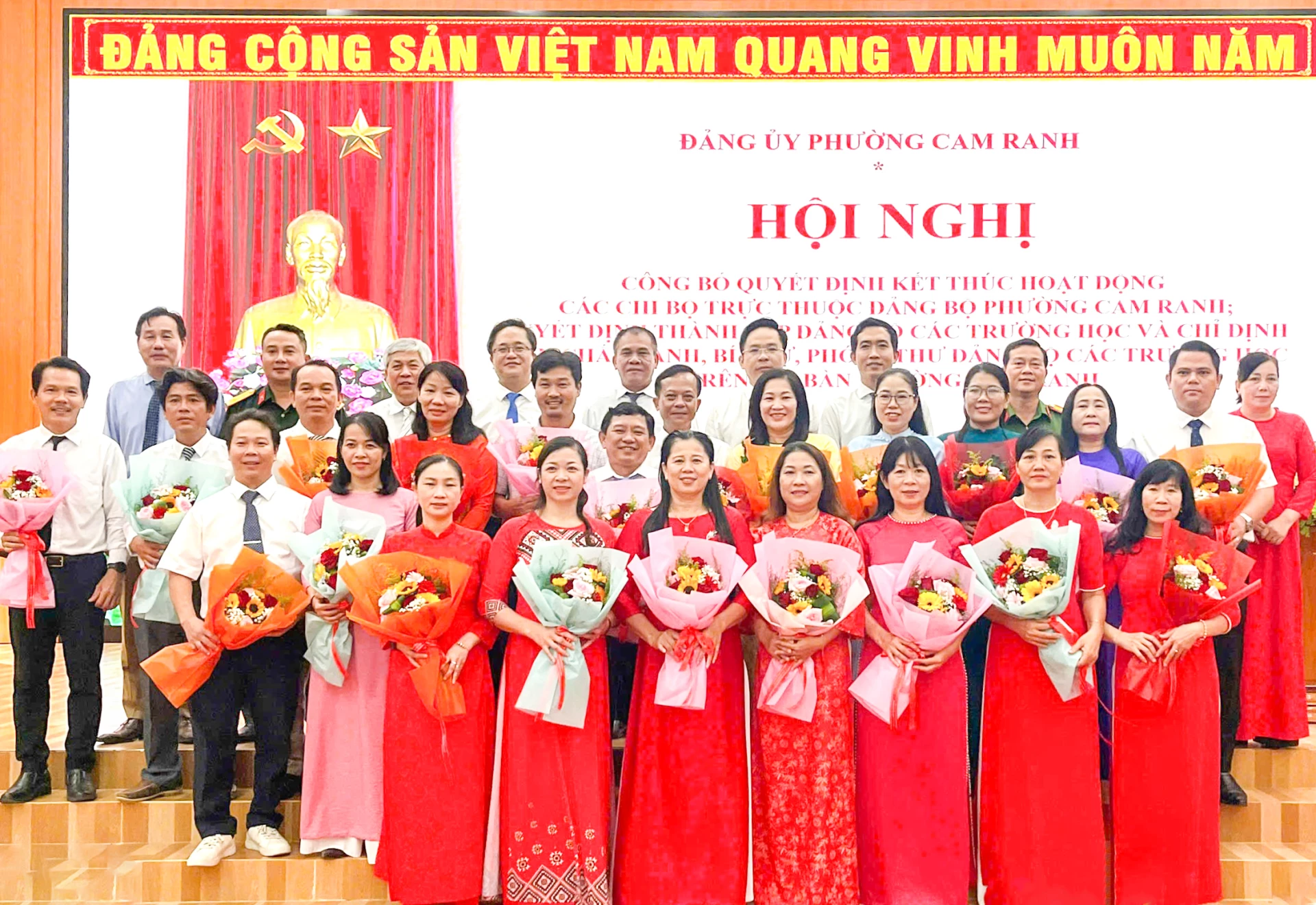 Lãnh đạo phường Cam Ranh tặng hoa chúc mừng Ban chấp hành các đảng bộ trường học. 