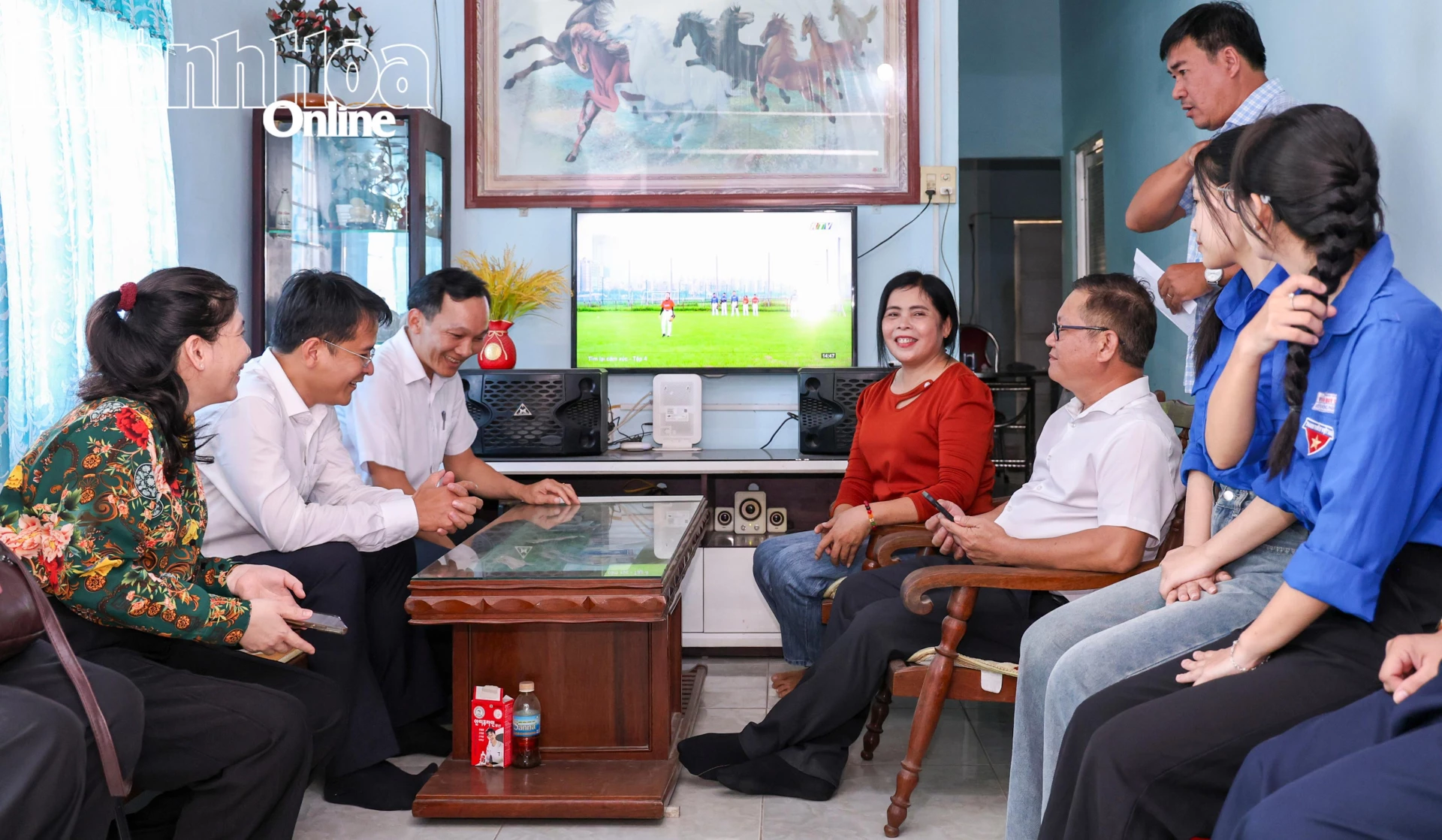 Lãnh đạo phường Đông Ninh Hòa đến nhà hộ dân tuyên truyền, vận động bàn giao mặt bằng thực hiện dự án.