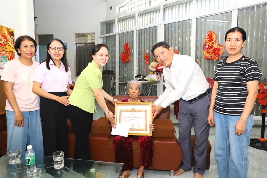 Lãnh đạo phường Phan Rang trao Huy hiệu Đảng cho đồng chí Lê Thị Kim Quy, đảng viên 60 năm tuổi Đảng.