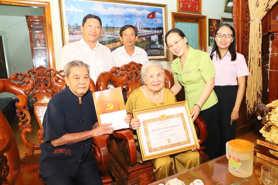 Lãnh đạo phường Phan Rang trao Huy hiệu Đảng cho đồng chí Phạm Thị Kim Toàn.