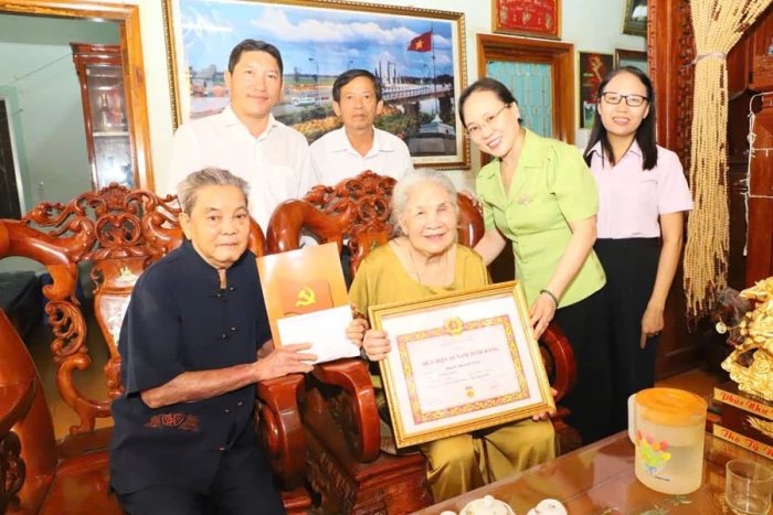 Đảng ủy phường Phan Rang trao Huy hiệu Đảng đợt 2-9 cho 2 đảng viên