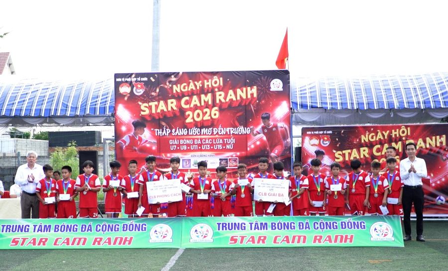 Lãnh đạo phường trao thưởng cho các học viên tham gia giải U13 tỉnh và festival toàn quốc.