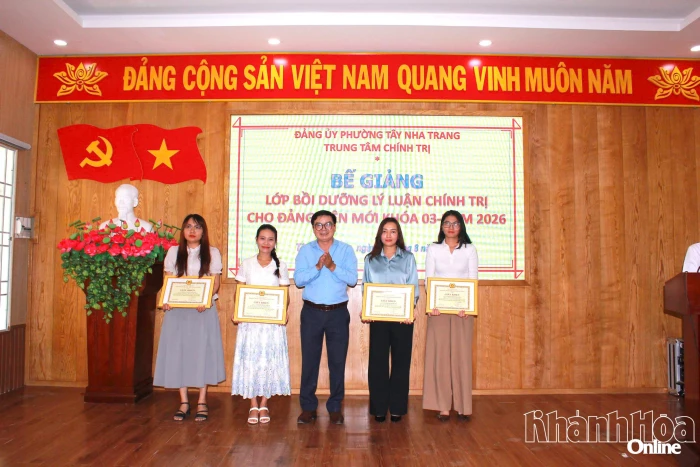 Trung tâm Chính trị Nha Trang bế giảng lớp bồi dưỡng lý luận chính trị cho đảng viên mới