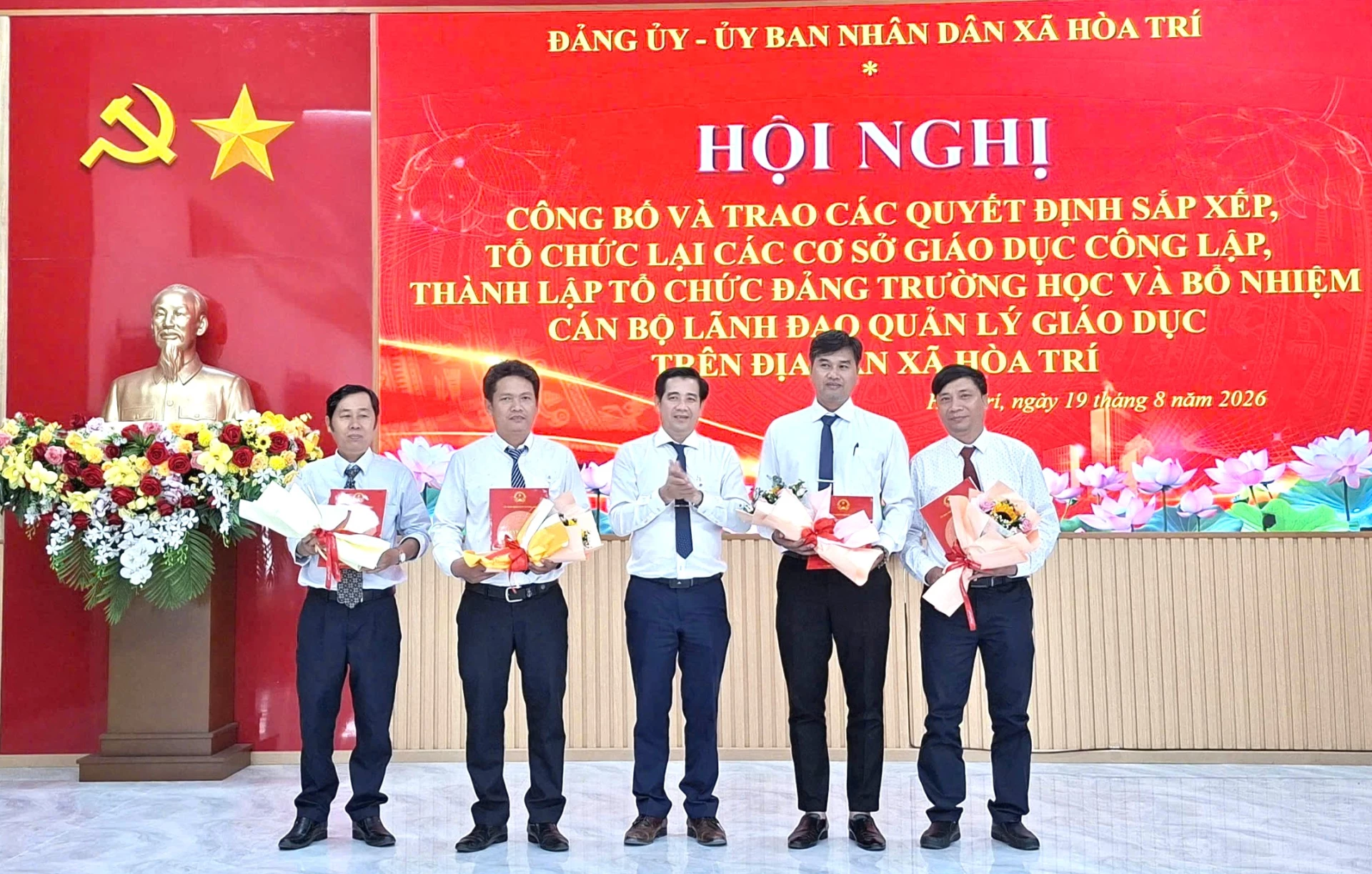 Ông Nguyễn Hữu Nam - Phó Bí thư Đảng ủy, Chủ tịch  UBND xã trao quyết định bổ nhiệm và chúc mừng lãnh đạo Trường THCS Hòa Trí.