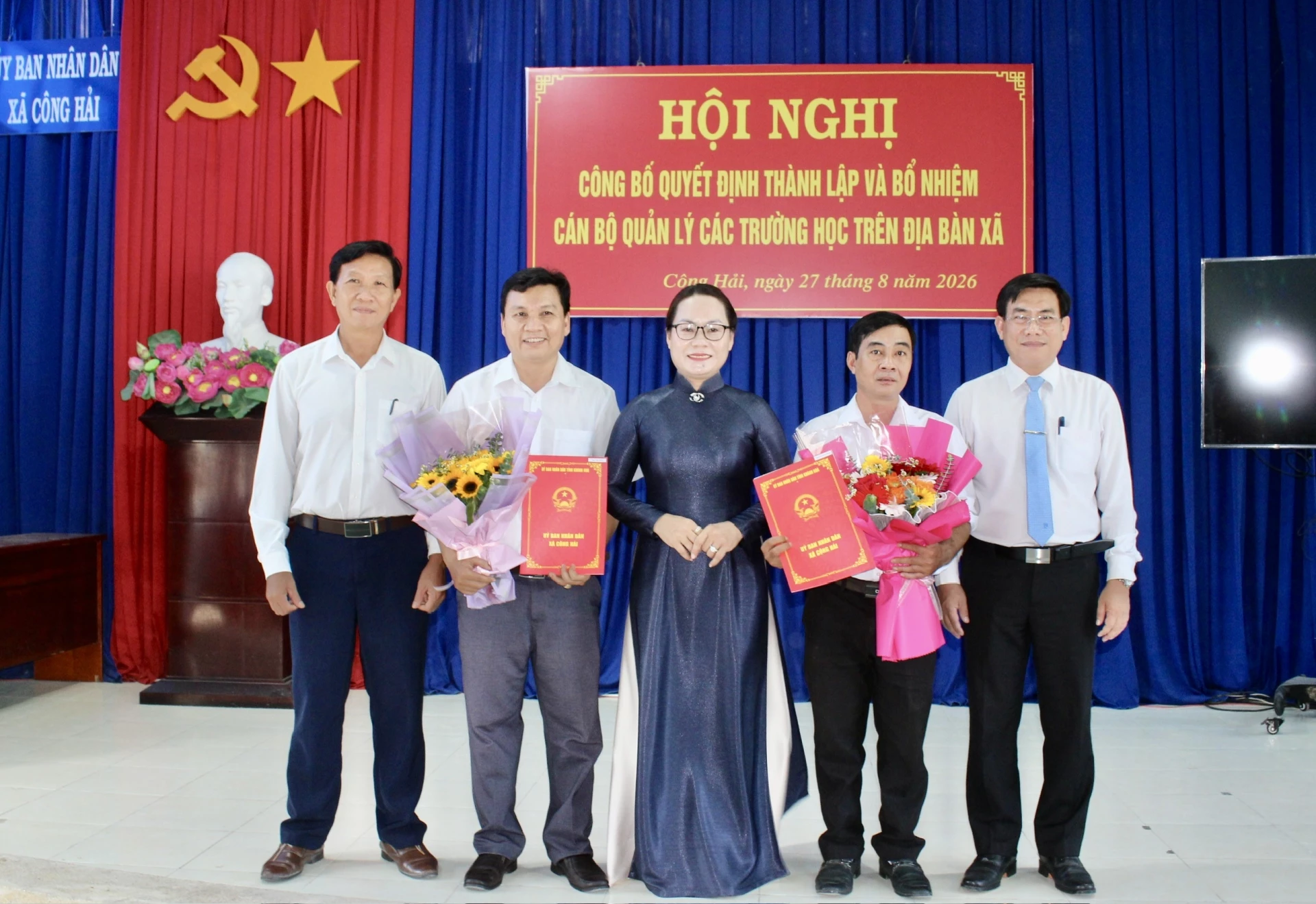 Lãnh đạo xã Công Hải trao quyết định và tặng hoa chúc mừng các hiệu trưởng, phó hiệu trưởng Trường Trung học cơ sở Hùng Vương.