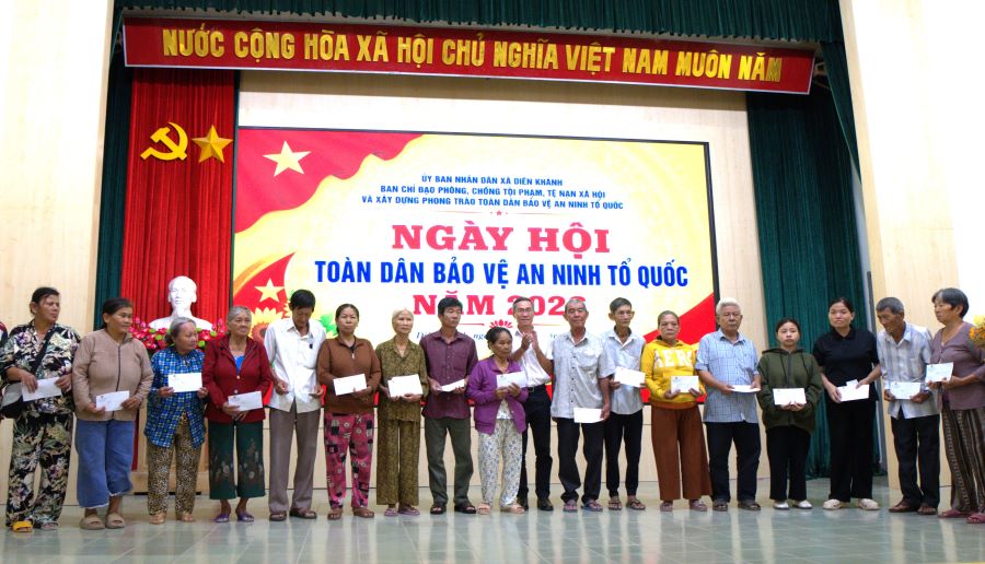 Lãnh đạo xã Diên Khánh trao quà cho các hộ gia đình chính sách, có hoàn cảnh khó khăn.
