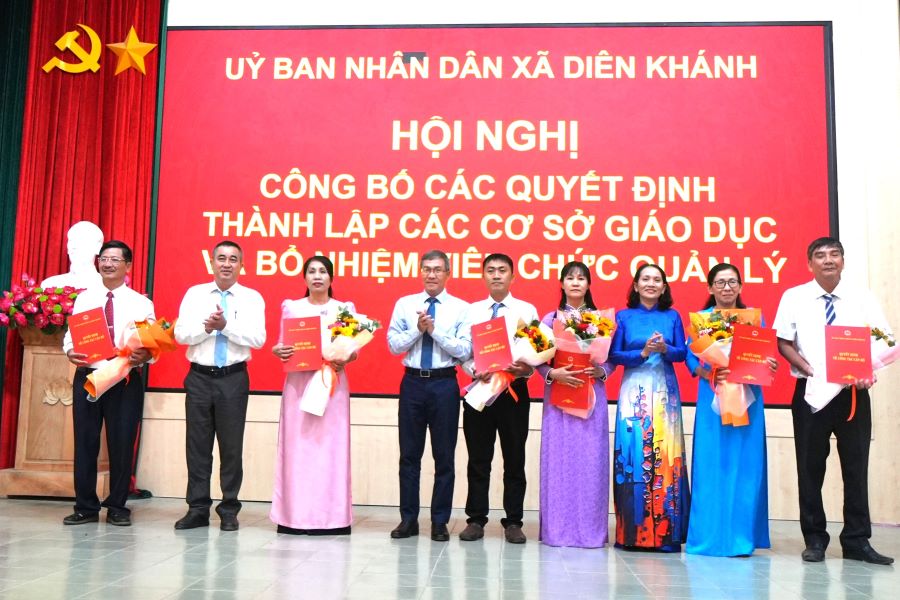 Lãnh đạo xã Diên Khánh trao quyết định bổ nhiệm và tặng hoa chúc mừng Hiệu trưởng, Phó Hiệu trưởng Tiểu học Diên Khánh.