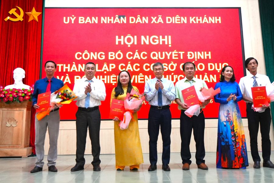 Lãnh đạo xã Diên Khánh trao quyết định bổ nhiệm và tặng hoa chúc mừng Hiệu trưởng, Phó Hiệu trưởng Trường THCS Diên Khánh.
