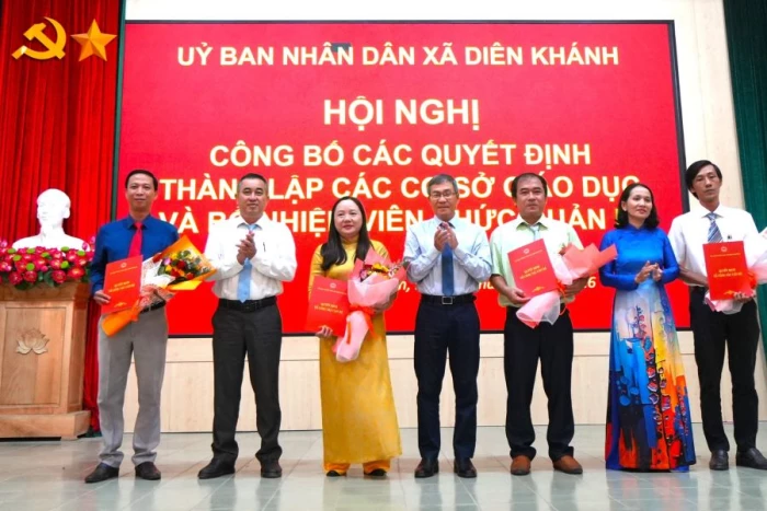 Xã Diên Khánh công bố các quyết định thành lập cơ sở giáo dục và bổ nhiệm viên chức quản lý