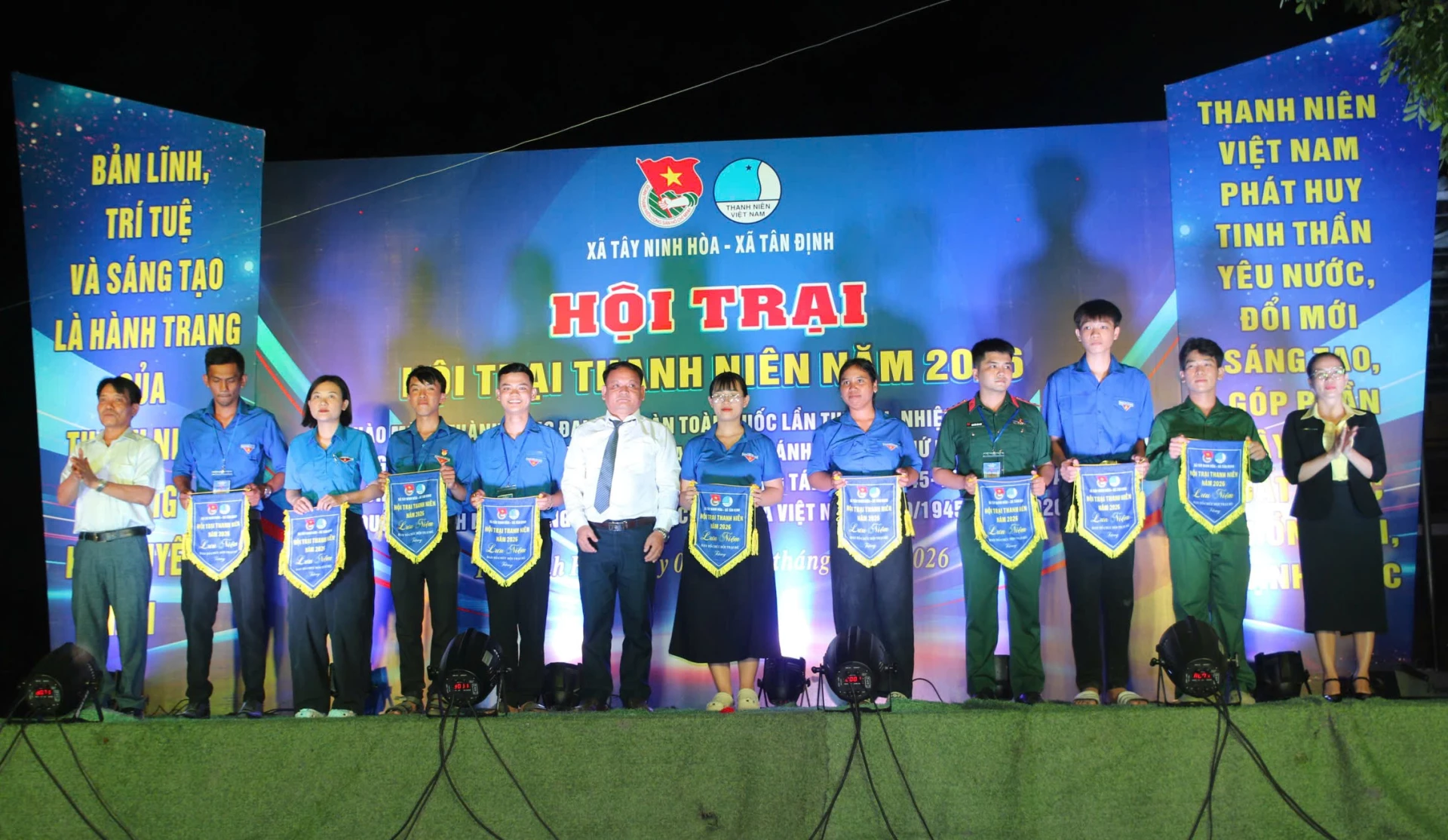 Lãnh đạo xã Tây Ninh Hòa tặng cờ cho các đơn vị tham gia.