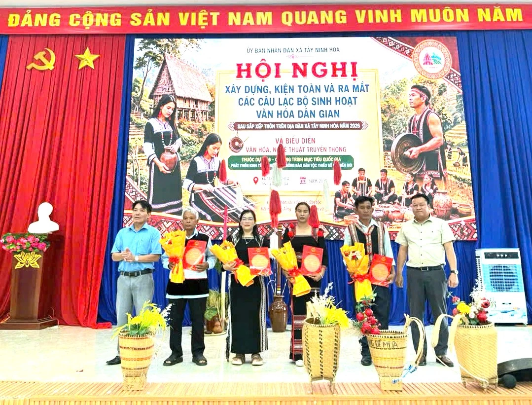 Lãnh đạo xã trao quyết định cho chủ nhiệm các câu lạc bộ.