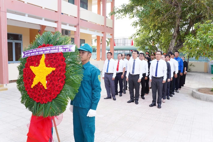 Lãnh đạo xã Vạn Thắng viếng các Anh hùng, liệt sĩ