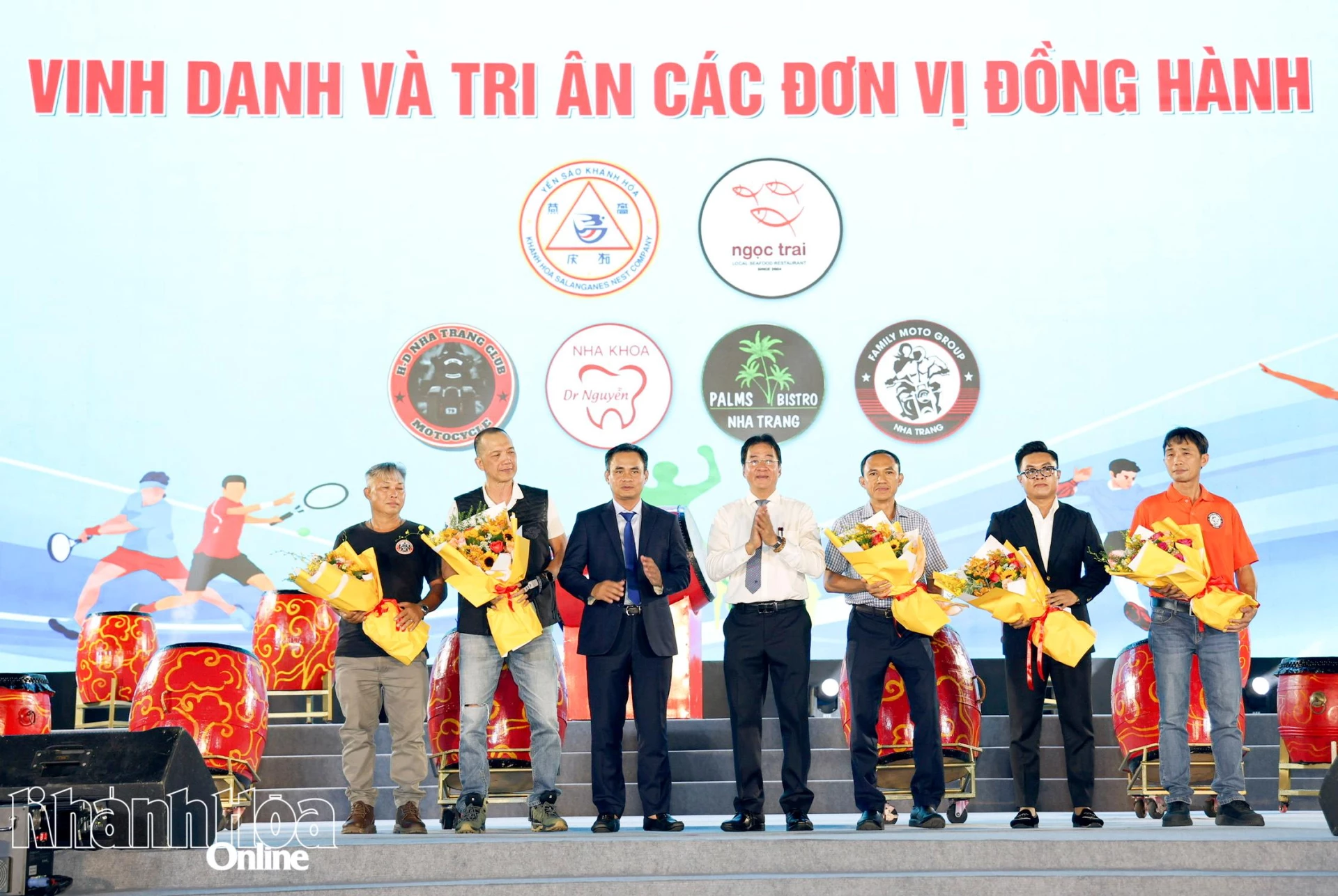 Đồng chí Nguyễn Long Biên-Ủy viên Ban Thường vụ Tỉnh ủy, Phó Chủ tịch Thường trực UBND tỉnh, Trưởng Ban Tổ chức Đại hội tặng hoa tri ân các cơ quan, doanh nghiệp trên địa bàn tỉnh.