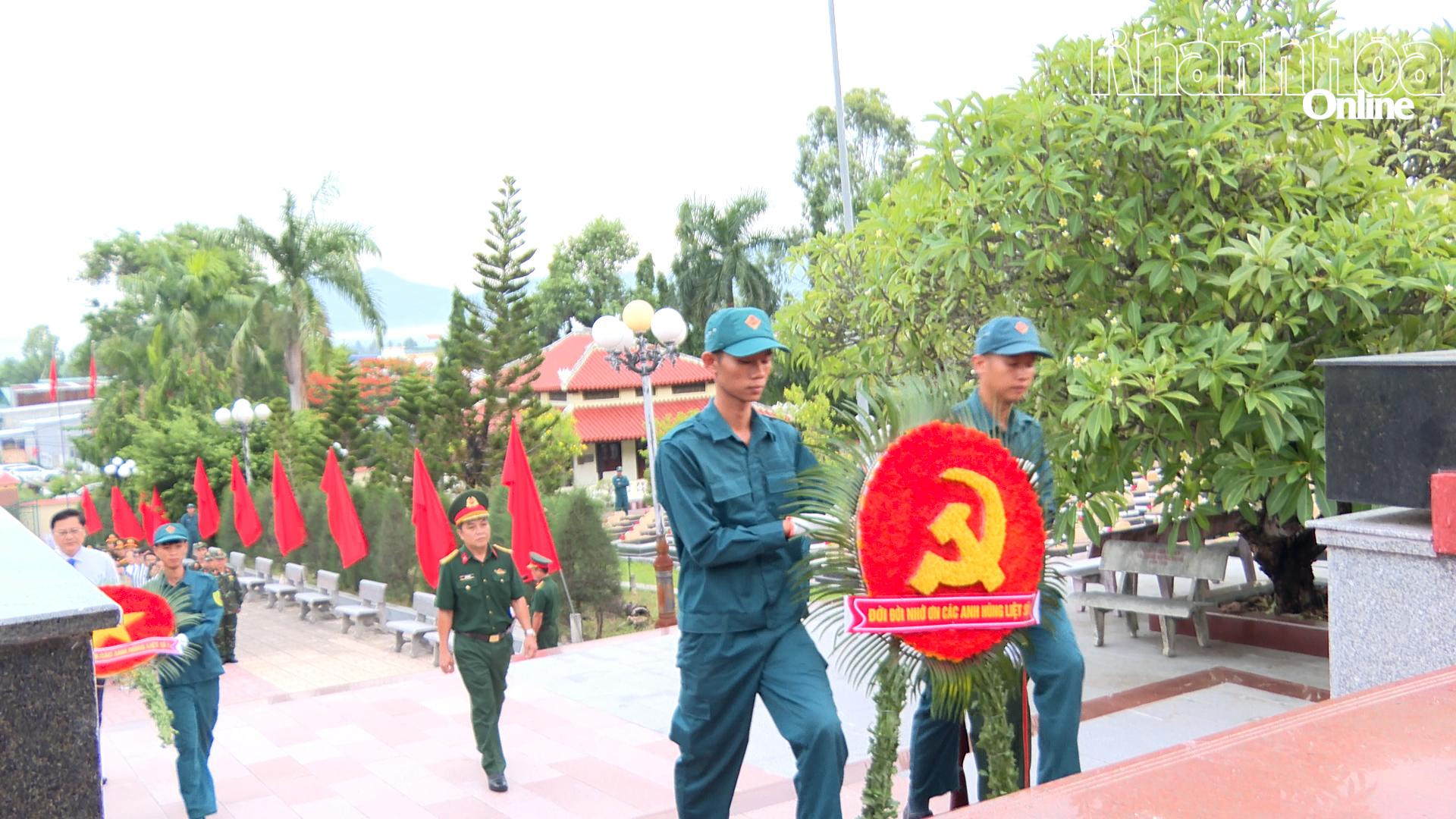 Các đại biểu dâng hoa tưởng niệm các anh hùng liệt sĩ.
