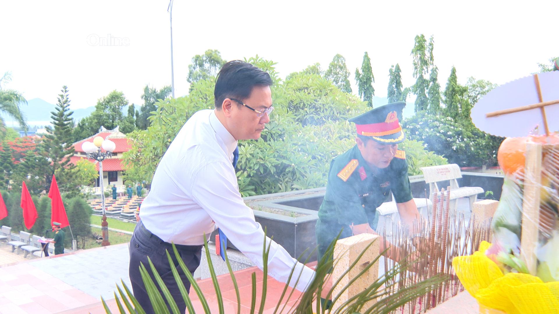 Các đại biểu dâng hương tưởng nhớ các anh hùng liệt sĩ.