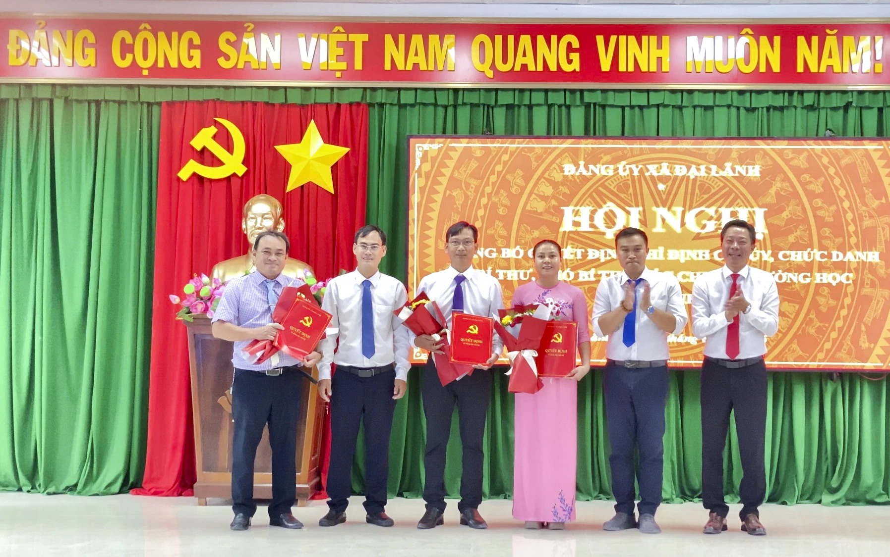 Lãnh đạo Đảng ủy xã trao quyết định thành lập Chi bộ Trường THCS Lương Thế Vinh.
