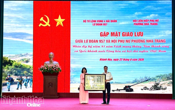 Lữ đoàn 957 giao lưu với Hội Phụ nữ phường Nha Trang