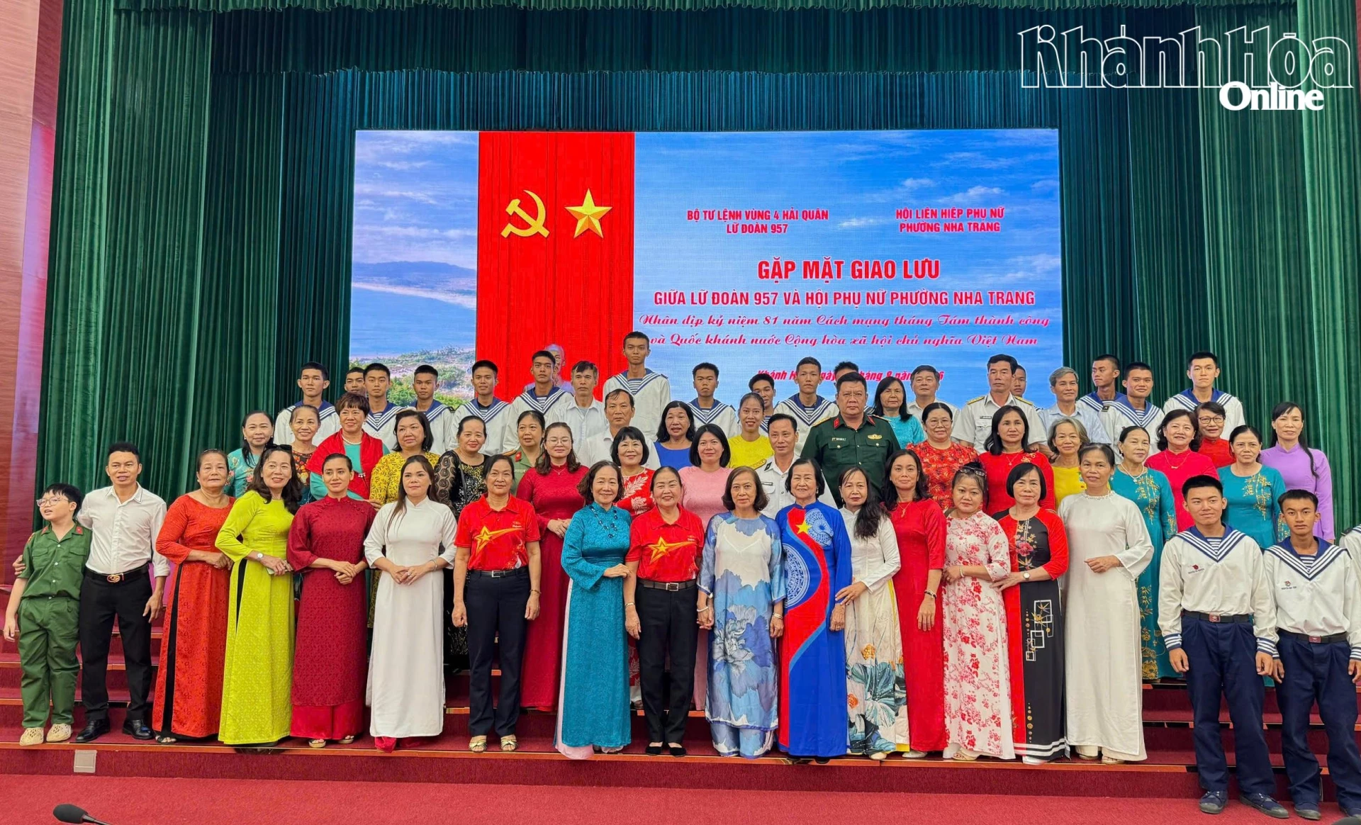 Hai đơn vị chụp ảnh lưu niệm.