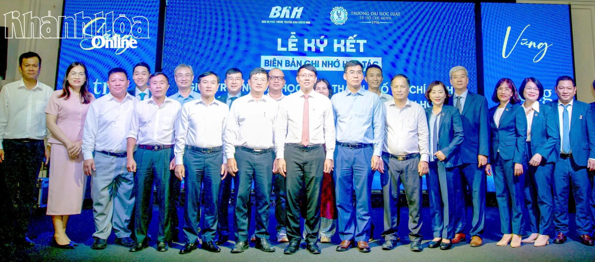 Các đại biểu chụp hình lưu niệm tại lễ ký kết.