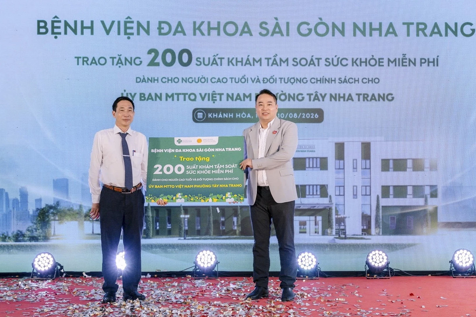 Lãnh đạo Bệnh viện Đa khoa Sài Gòn Nha Trang trao tặng 200 suất khám sức khỏe miễn phí cho phường Tây Nha Trang.