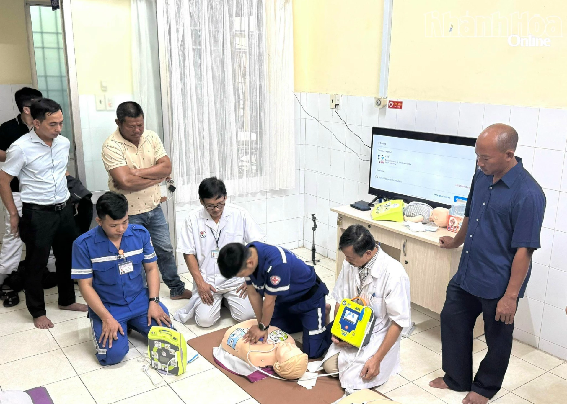 Cán bộ y tế Trung tâm Cấp cứu 115 đang hướng dẫn học viên thực hành trên mô hình.