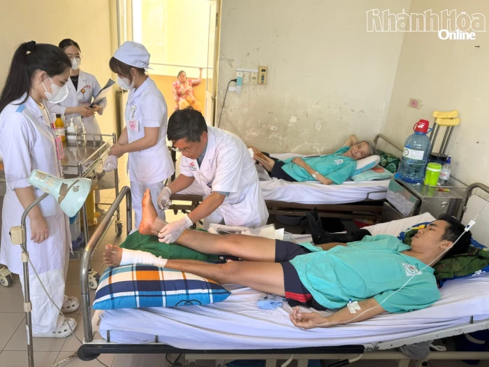 Phẫu thuật cấp cứu nối thành công cổ chân bị đứt gần lìa cho bệnh nhân