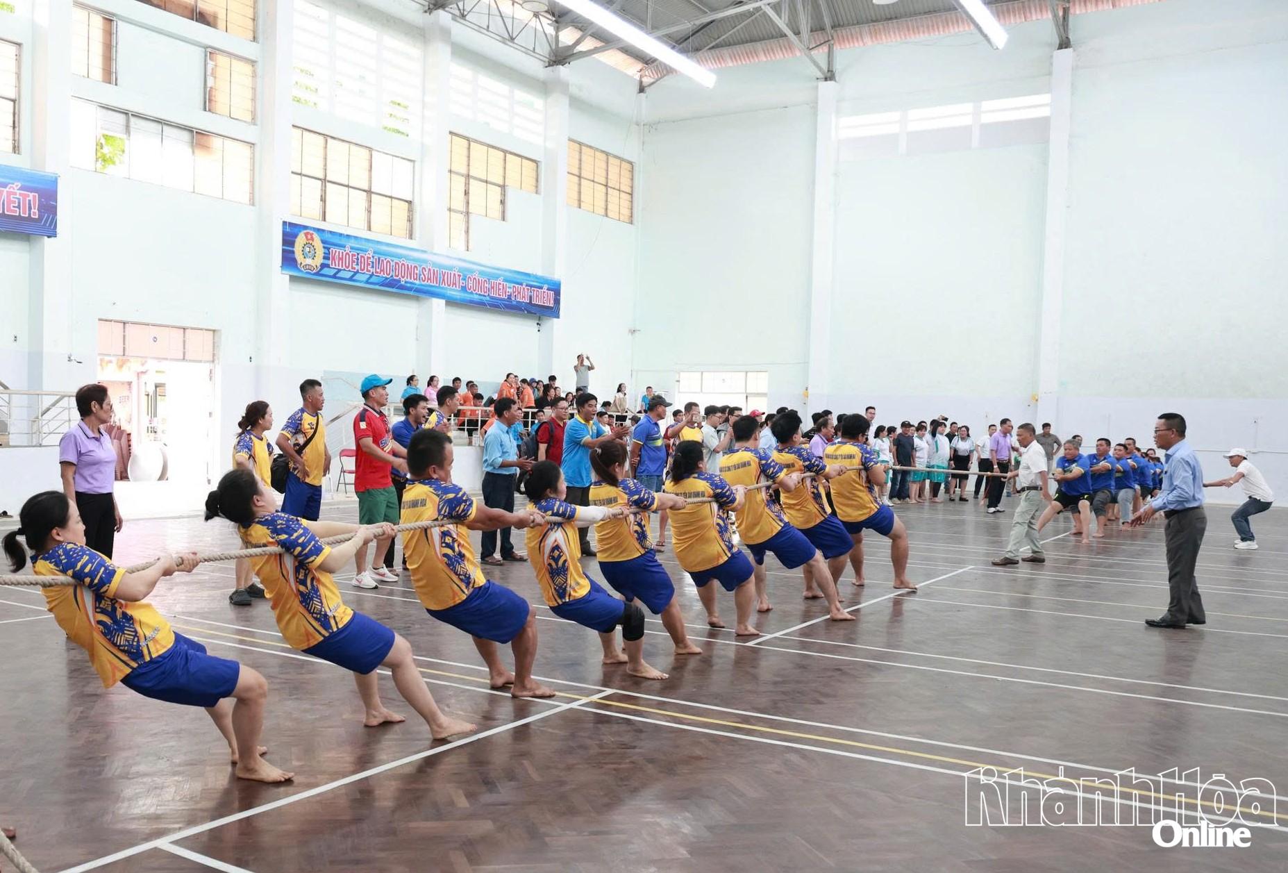 Đoàn viên, người lao động tham gia môn kéo co tại Hội thao công nhân, viên chức, lao động năm 2026.