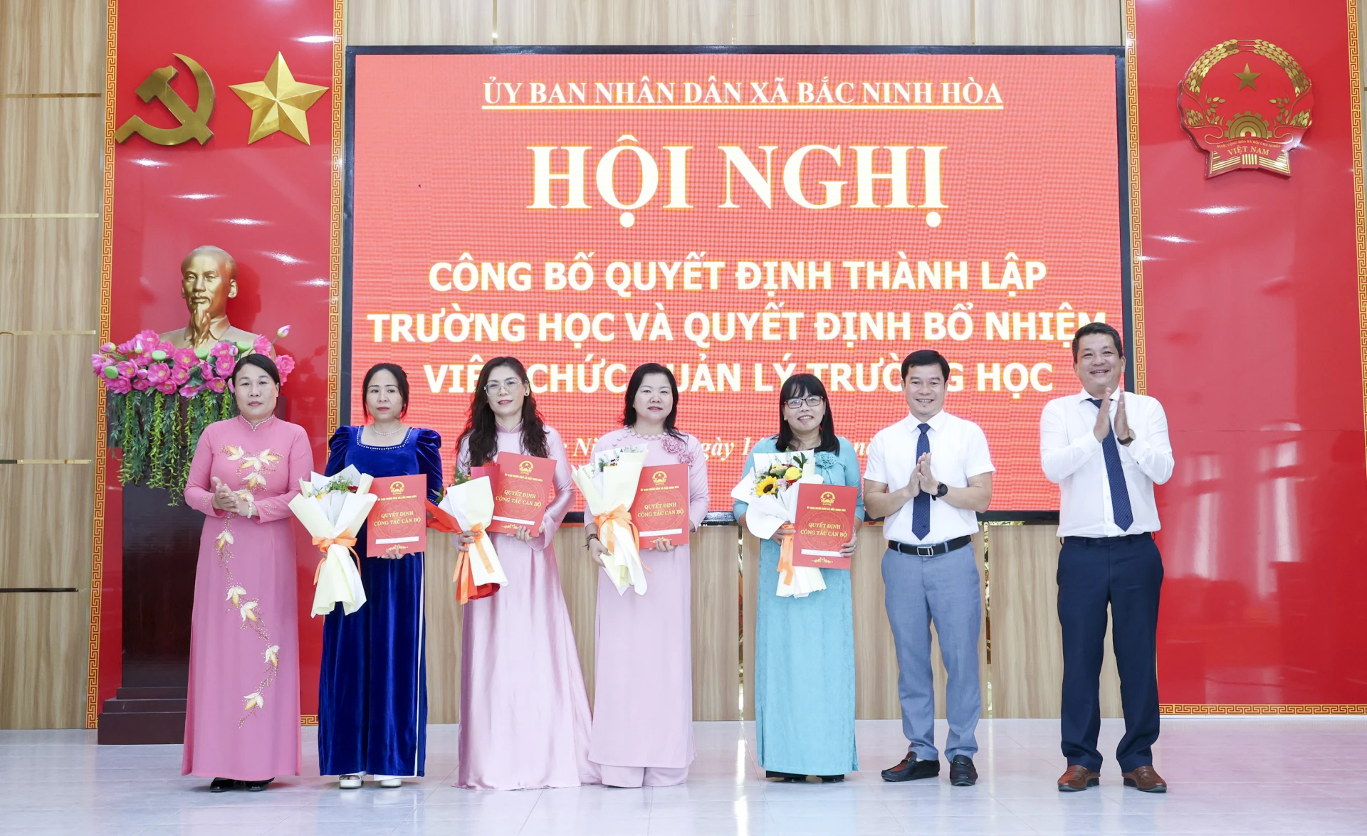 Lãnh đạo xã trao quyết định thành lập trường và bổ nhiệm lãnh đạo trường mầm non Bắc ninh Hòa.