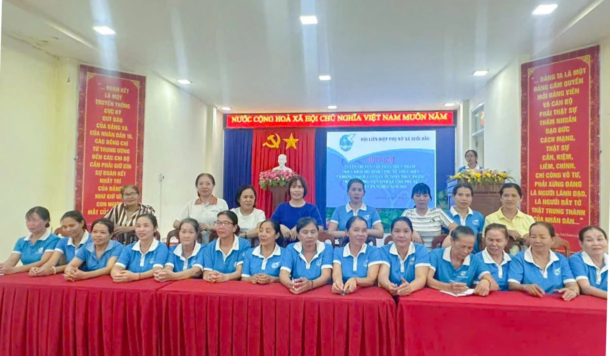 Các thành viên mô hình “Phụ nữ thực hiện 5 không, 3 sạch, 3 an gắn với an toàn thực phẩm” ký cam kết thực hiện các tiêu chí.