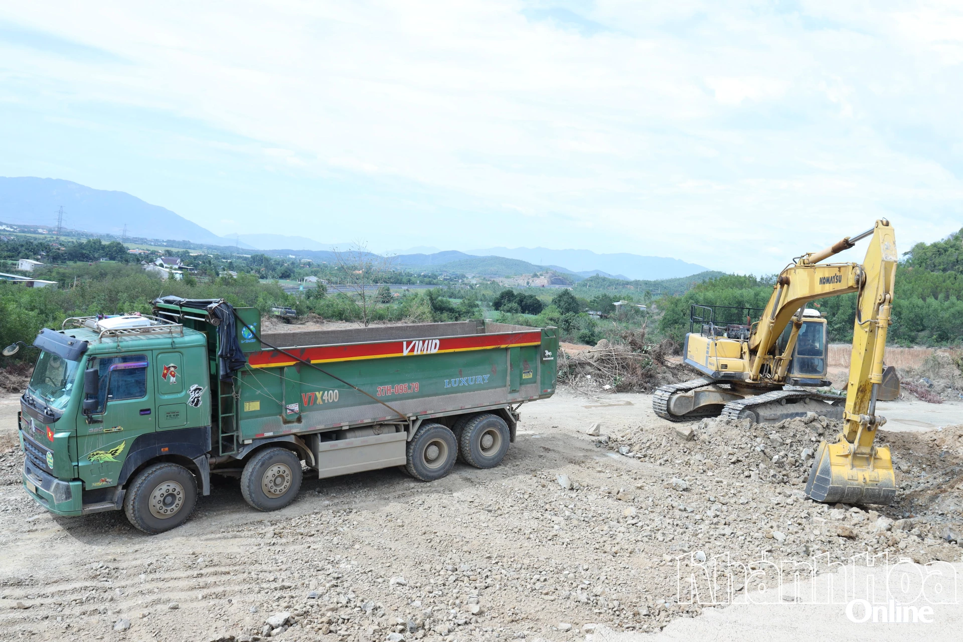 Mỏ vật liệu tại thôn Xuân Vinh, xã Vạn Hưng.