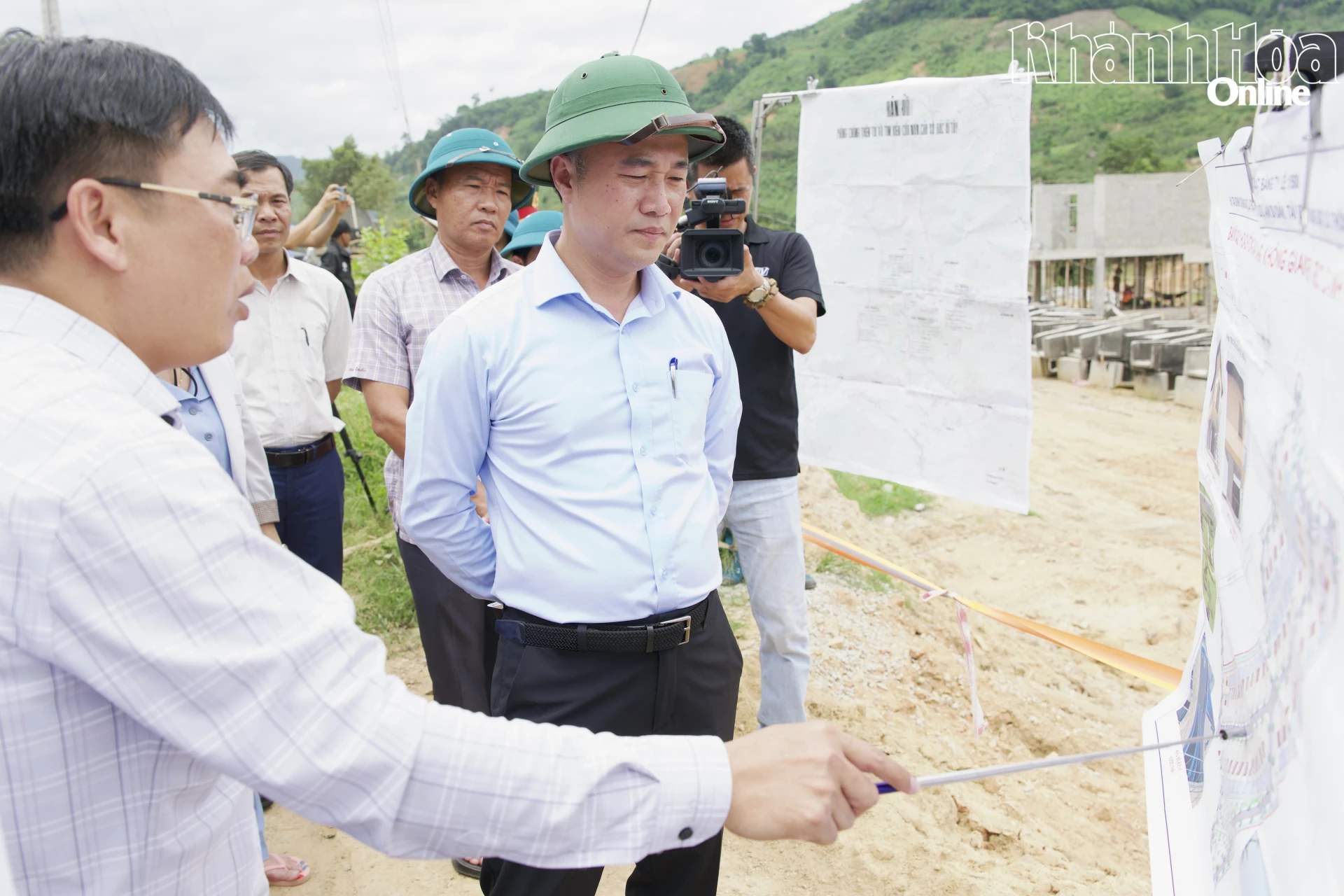 Chủ tịch UBND tỉnh Nguyễn Việt Hùng nghe báo cáo Dự án Di dân, tái định cư vùng sạt lở thôn Bậc Rây 1.