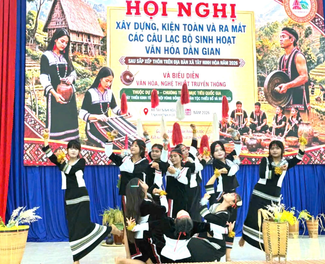 Một tiết mục múa của người Raglai tại hội nghị.