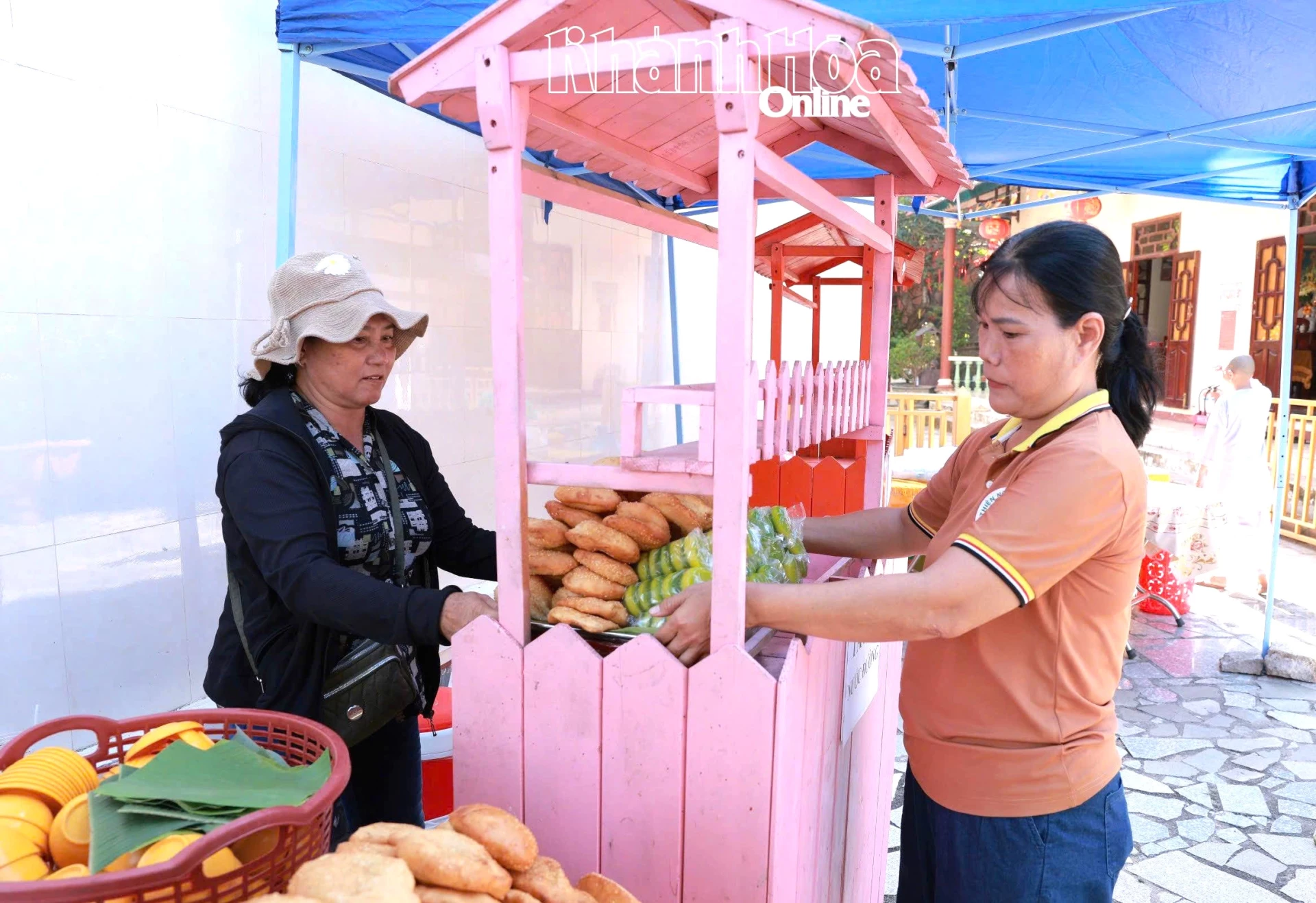 Phật tử chuẩn bị các phần ăn tại gian hàng ẩm thực trong mùa Vu Lan tại chùa Trà Cang (xã Thuận Nam).