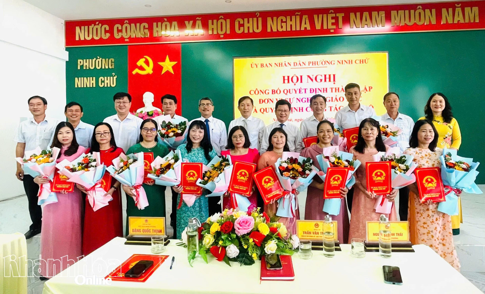 Các ông, bà trong Ban Thường vụ Đảng ủy phường Ninh Chử chụp hình lưu niệm cùng các cá nhân được tiếp nhận, điều động và bổ nhiệm 
