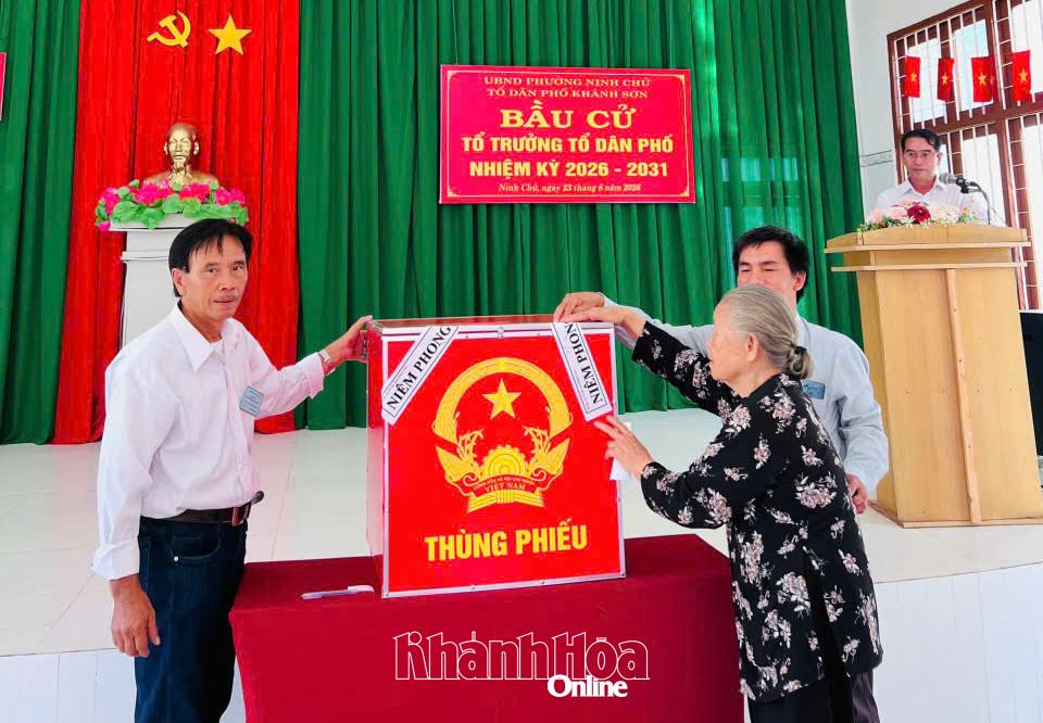 Đại diện cử tri Tổ dân phố Khánh Sơn kiểm tra và niêm phong thùng phiếu.