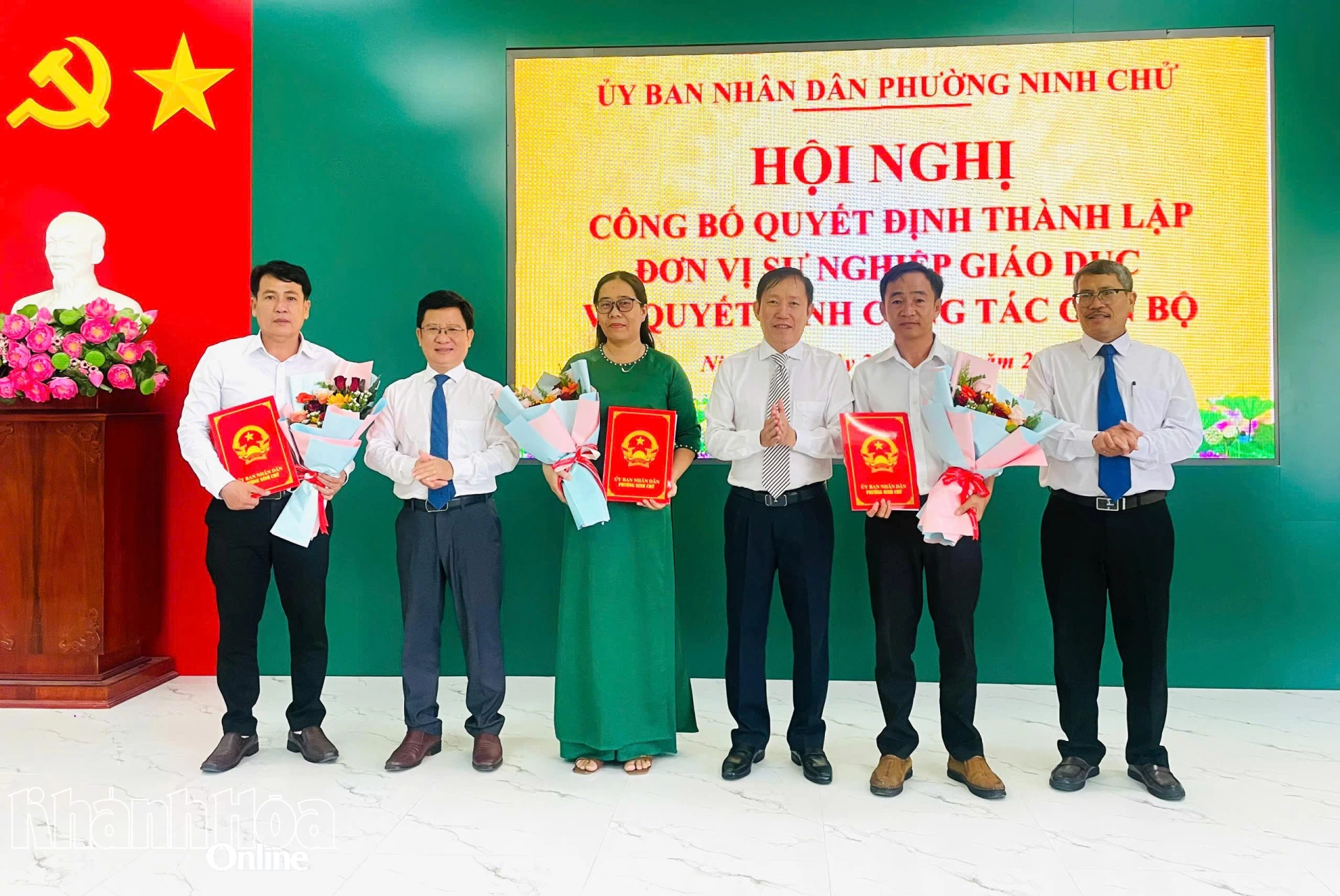 Thường trực Đảng ủy phường Ninh Chử trao quyết định phân công phụ trách quản lý, điều hành các trường cho các ông, bà: Nguyễn Thị Tâm,Trương Văn Đại,Nguyễn Văn Tốt 