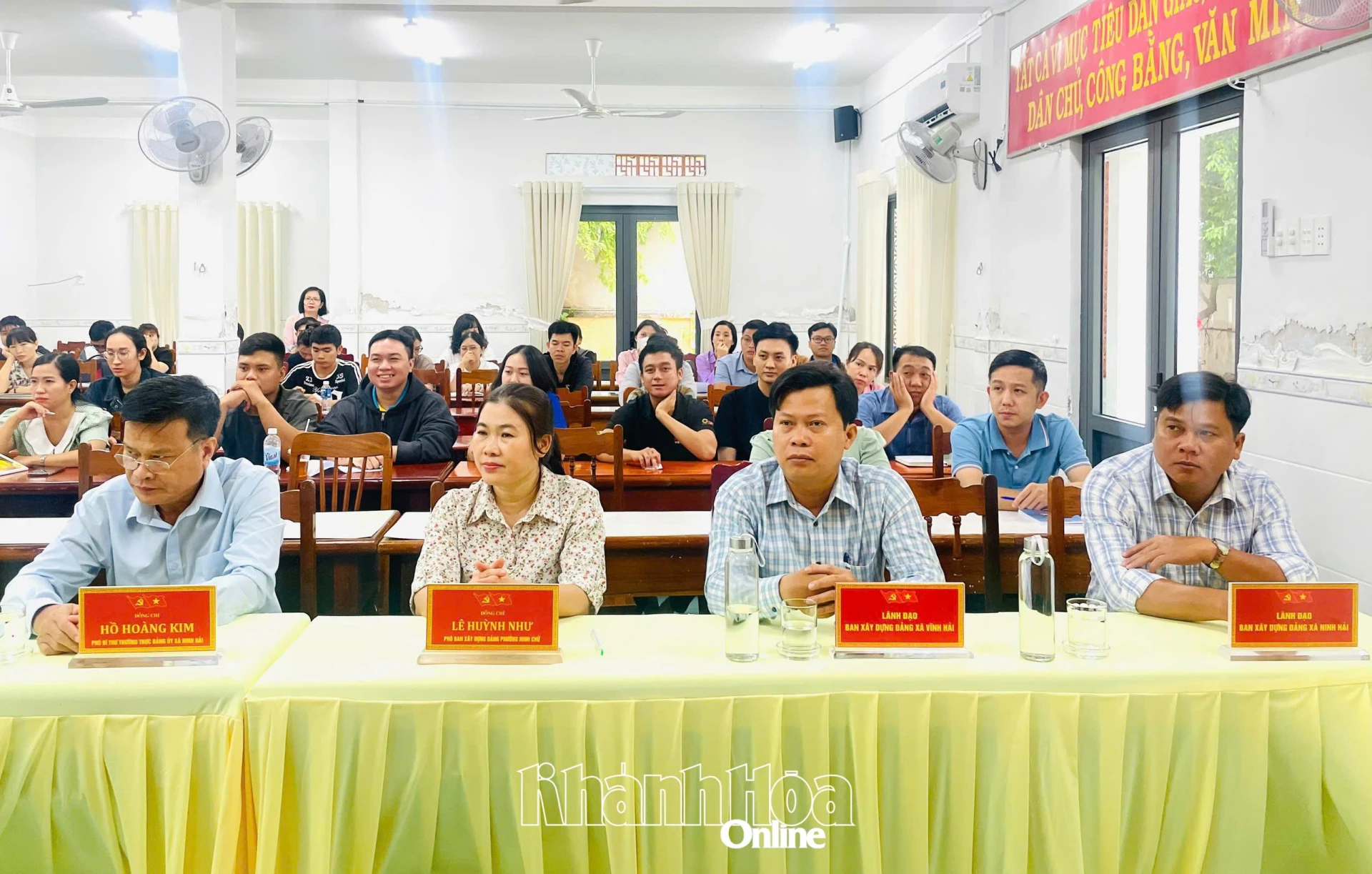 Các đại biểu và học viên tham dự lễ khai giảng.
