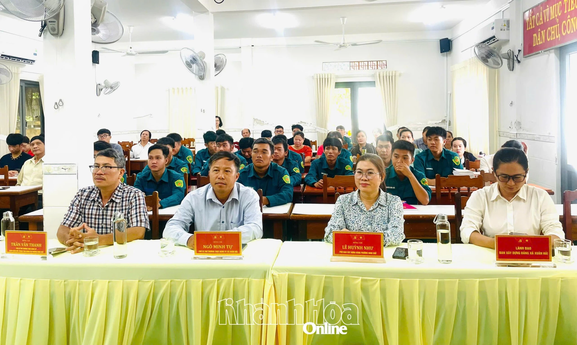 Các đại biểu và học viên dự lễ khai giảng.