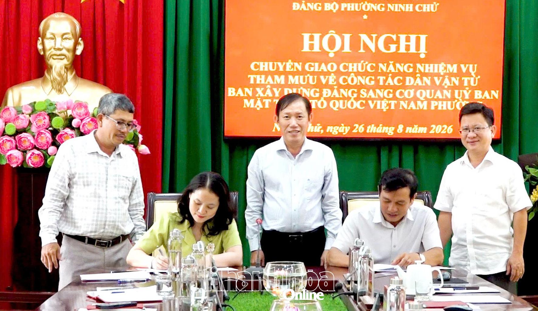 Lãnh đạo Ban Xây dựng Đảng phường Ninh Chử và Ủy ban MTTQ Việt Nam phường ký biên bản chuyển giao chức năng, nhiệm vụ tham mưu về công tác dân vận. 
