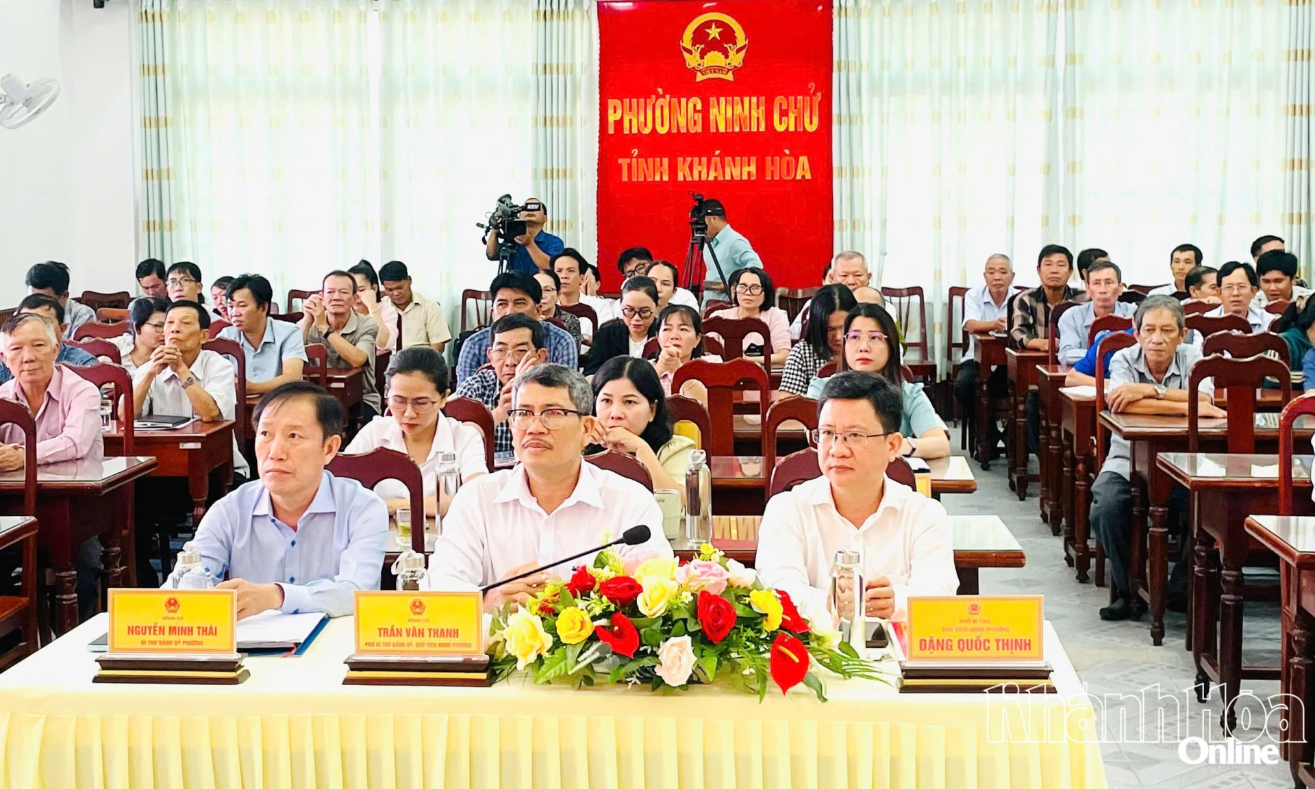 Các đại biểu và cử tri tham dự hội nghị chuyên đề.