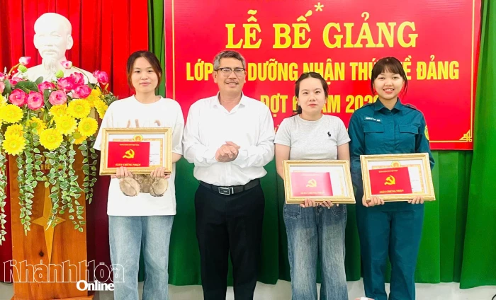 Trung tâm Chính trị phường Ninh Chử bế giảng lớp bồi dưỡng nhận thức về Đảng đợt 6