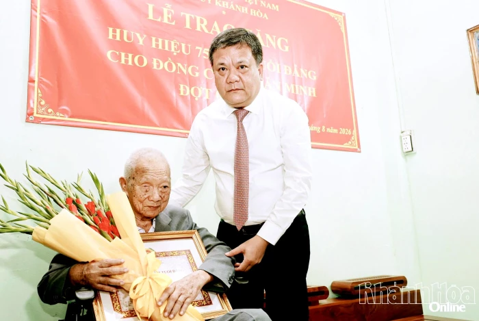 Bí thư Tỉnh ủy Trần Phong trao Huy hiệu 75 năm tuổi Đảng cho đảng viên Lê Văn Minh