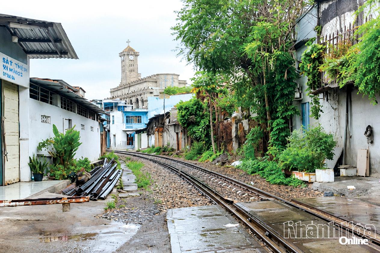 Đường sắt 
đoạn đi ngang qua 
khu Đề Pô.