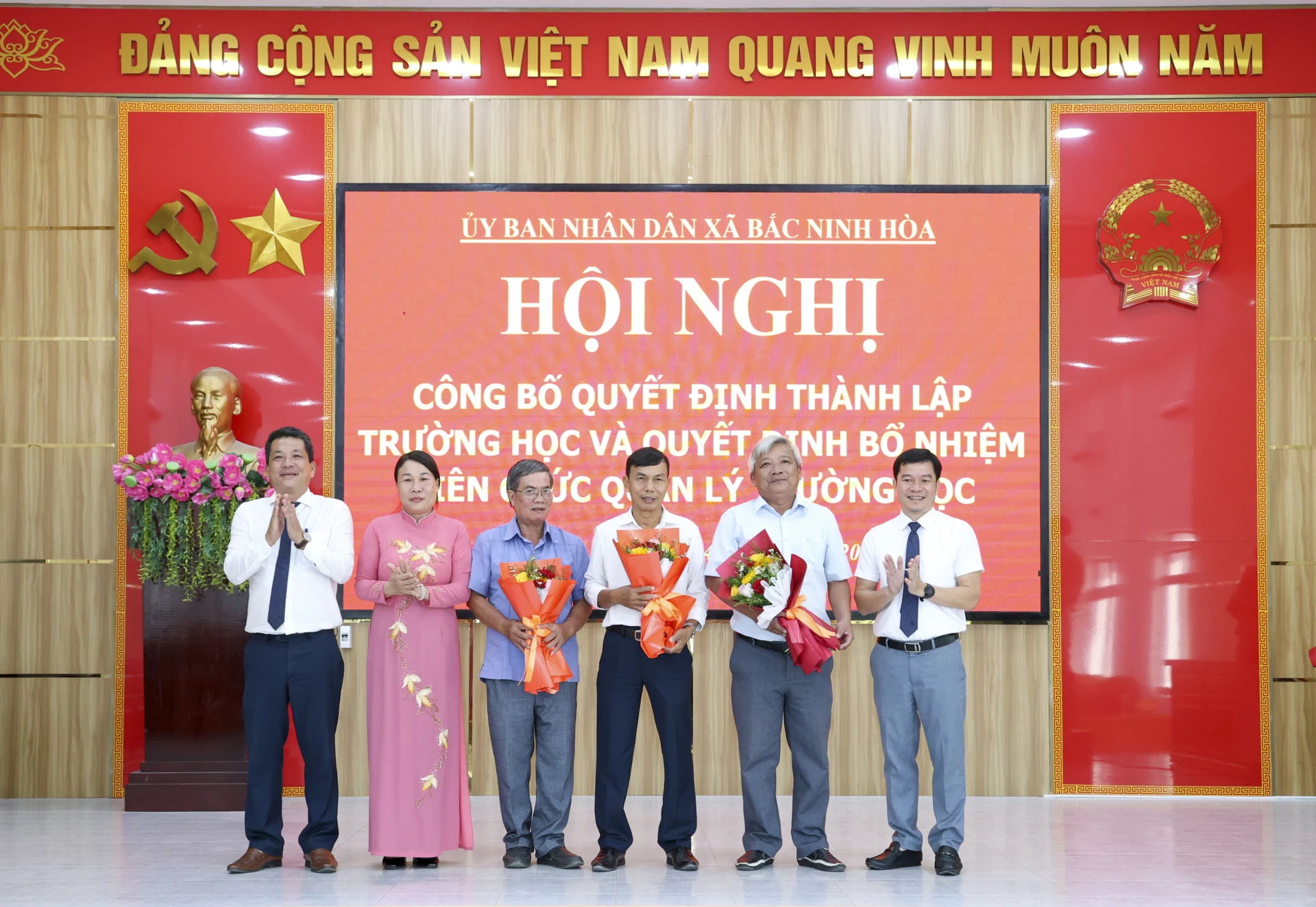 Lãnh đạo xã Bắc Ninh Hòa tặng hoa tri ân các