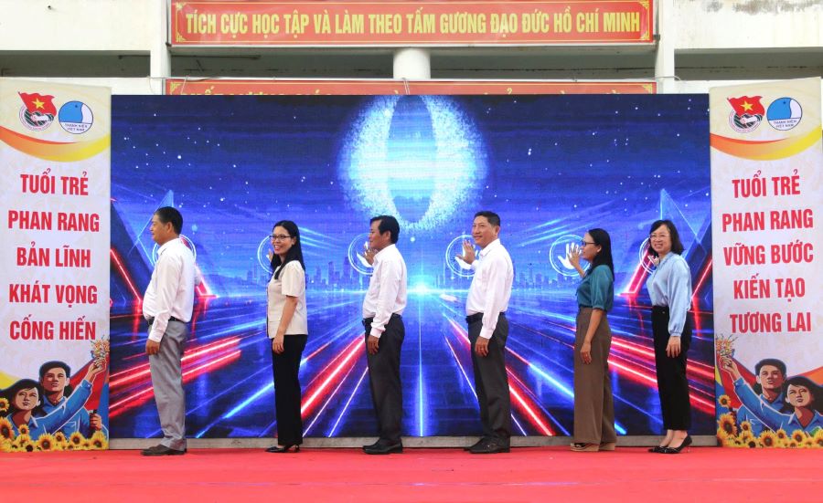 Các đại biểu thực hiện nghi thức khai mạc hội trại hè lần thứ 2 năm 2026.