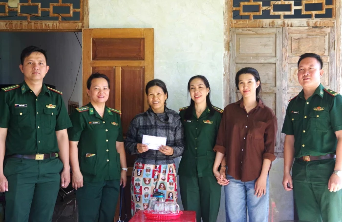 Hội Phụ nữ Bộ đội Biên phòng tỉnh Khánh Hòa thăm, tặng quà nữ sinh nghèo vượt khó