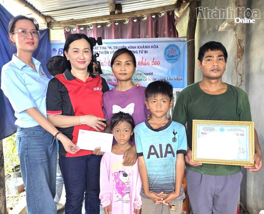Công ty TNHH Thương mại Ngọc Lễ trao tiền hỗ trợ cho gia đình bà Cao Thị Cạnh.