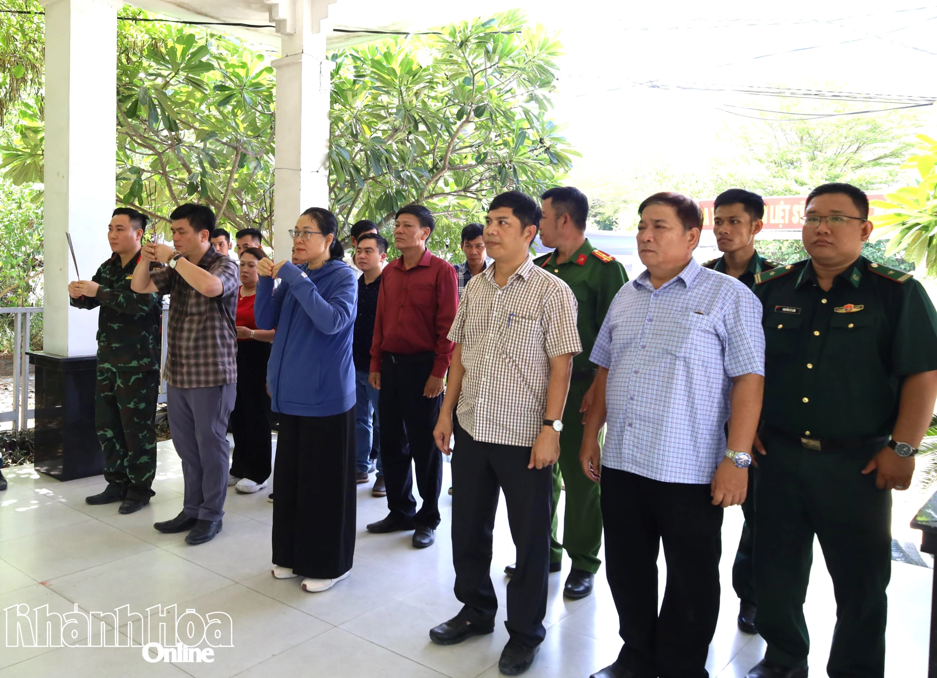 Các thành viên đoàn khảo sát thành kính dâng hương tại Nhà bia tưởng niệm liệt sĩ Mậu Thân - đèo Rù Rì.